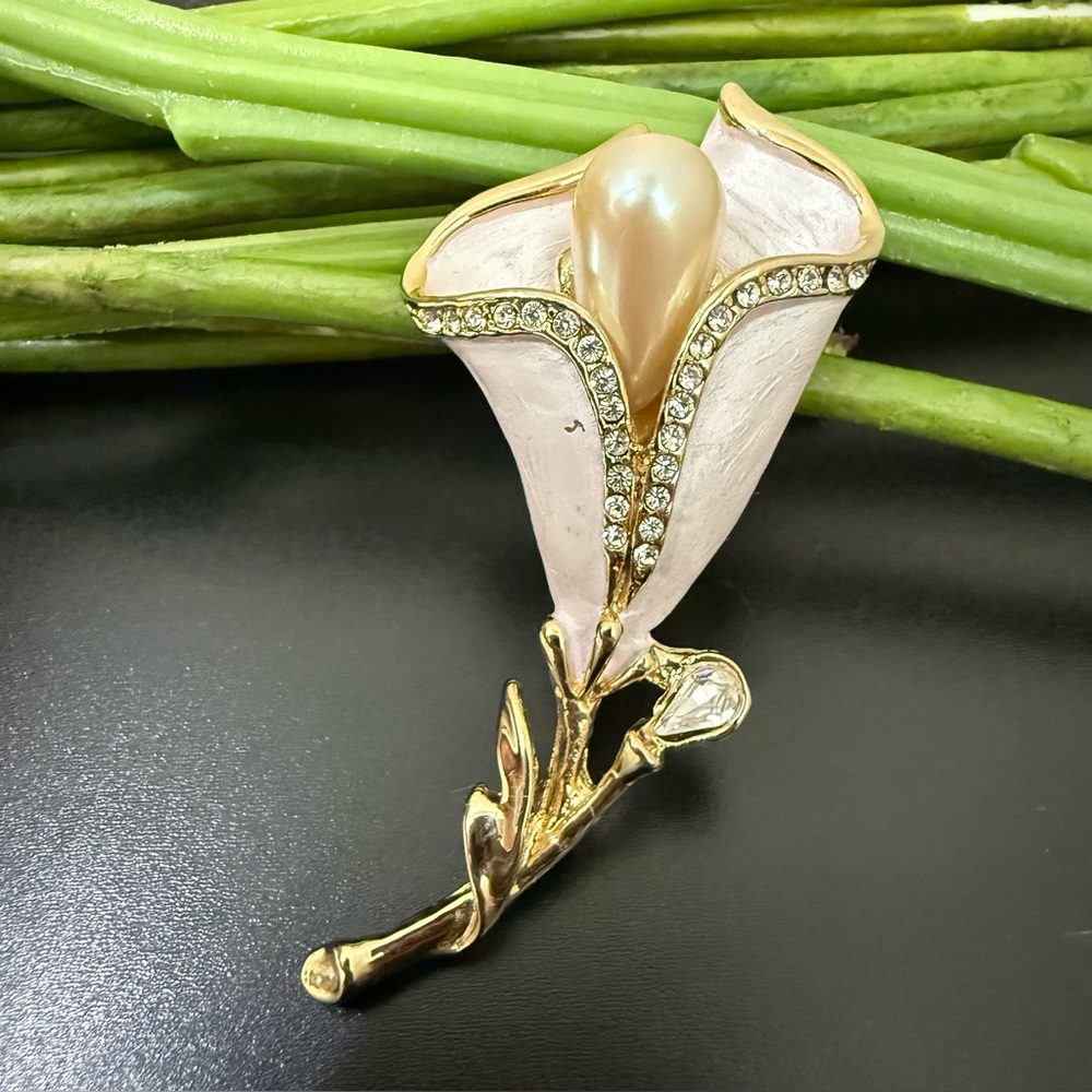 Vintage Unsigned Pale Pink Enamel Faux Pearl Calla Lily Flower Brooch 20g.